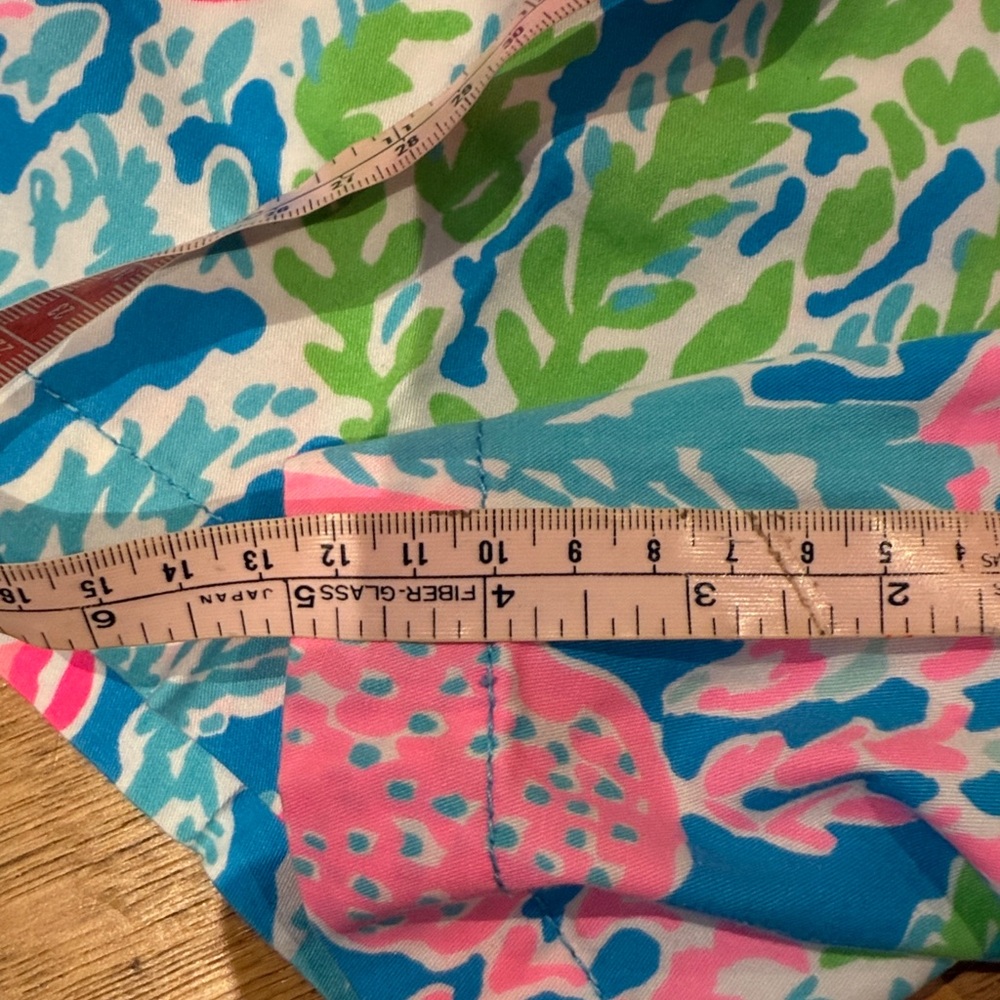 Lilly Pulitzer. Holy Grail Pinks blues  Patterned Shorts. Let's Cha Cha.  Size 8 - Picture 6 of 9